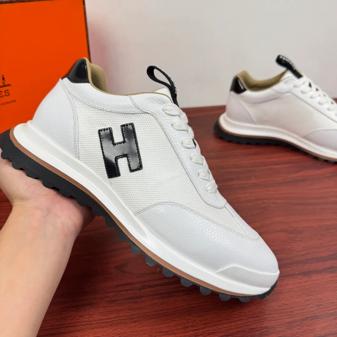Batch 740 HERMES/Hermès men’s new sports shoes, rhythmic casual shoes: crafted with luxurious materials, luxurious walking experience! The upper is made of top-grade calfskin, with a fine texture like silk caressing the fingertips. The flexible texture is suitable for a variety of scenes; some shoes are integrated with breathable mesh, and the light breathing makes your steps refreshing at all times. The sole is made of high-elastic rubber composite material, and the carefully carved patterns give strong grip, making every step as stable as stepping on the clouds. At the same time, the cushioning and shock-absorbing technology is hidden in it, quietly eliminating the impact of the road. From urban commuting to outdoor walking, Hermès uses luxurious materials and craftsmanship to make every step a double luxury of texture and comfort, showing the brand's ultimate pursuit of details and quality in every inch. Size: 39-40-41-42-43-44 leather shoe size (38.45.46 can be customized) Item number: H25286 leather mesh white